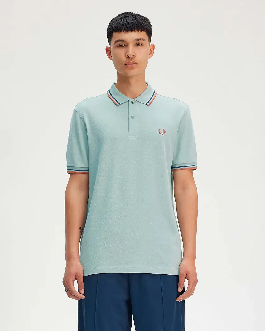 Polo mezza manica Fred Perry color acqua con bordino cammello e indaco