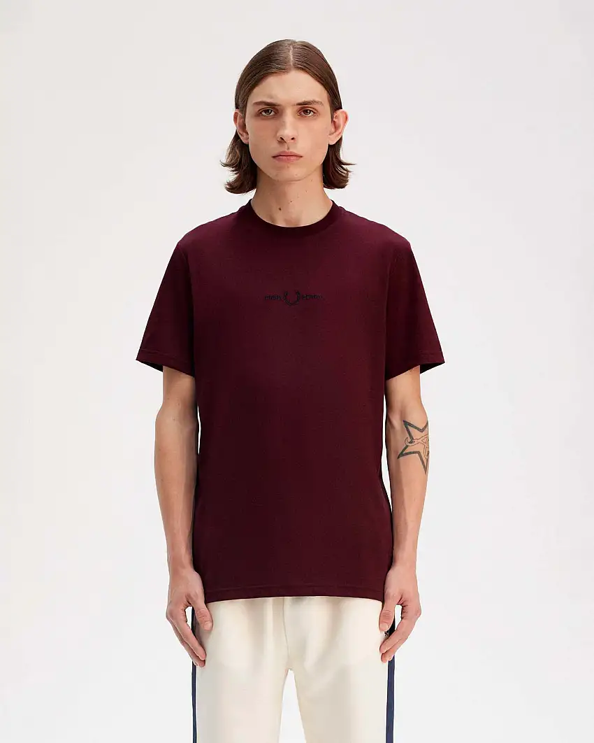 T-shirt mezza manica Fred Perry bordeaux con logo ricamato centrale sul petto