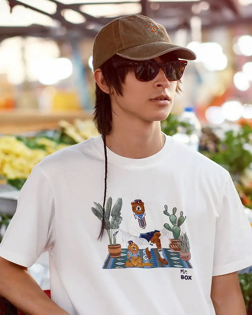 T-shirt mezza manica In the box bianca con stampa orsetto cactus e tappeto