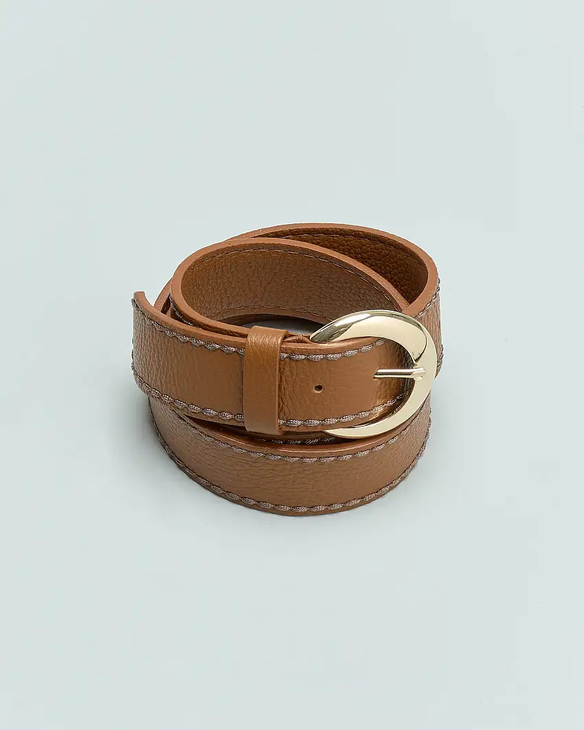 Cintura color caramello in pelle martellata con impunture e fibbia rotonda a specchio dorata
