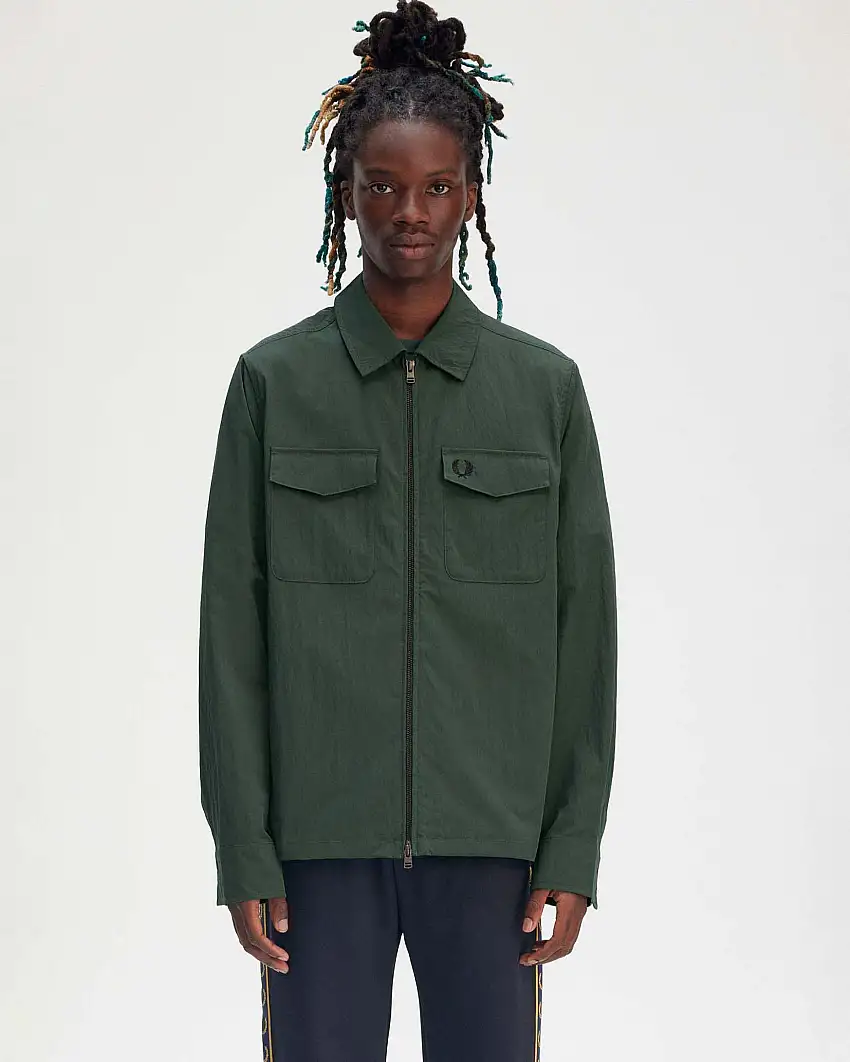 Giacca overshirt Fred Perry verde militare in tessuto crinkle