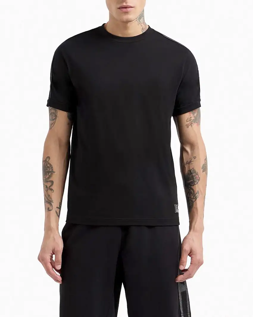 T-shirt EA7 nera in jersey di cotone con tape porta logo sulle spalle