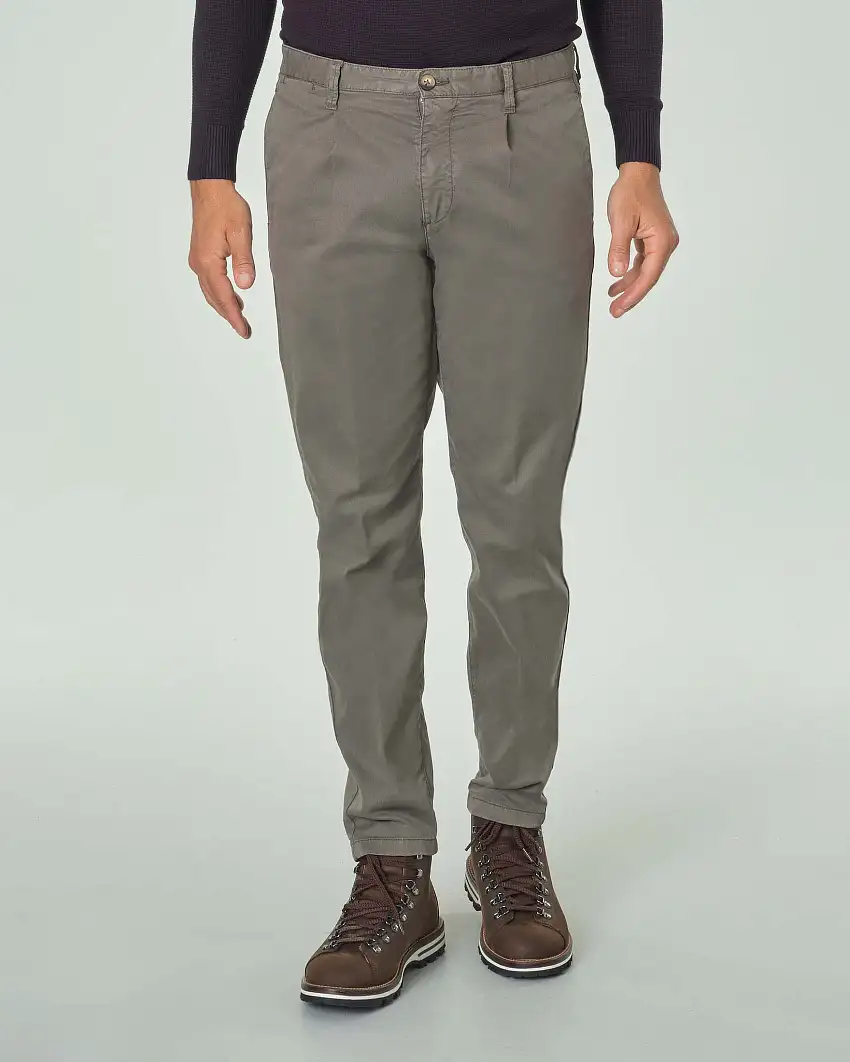 Pantalone chino color fango in gabardina di cotone stretch con pinces in vita