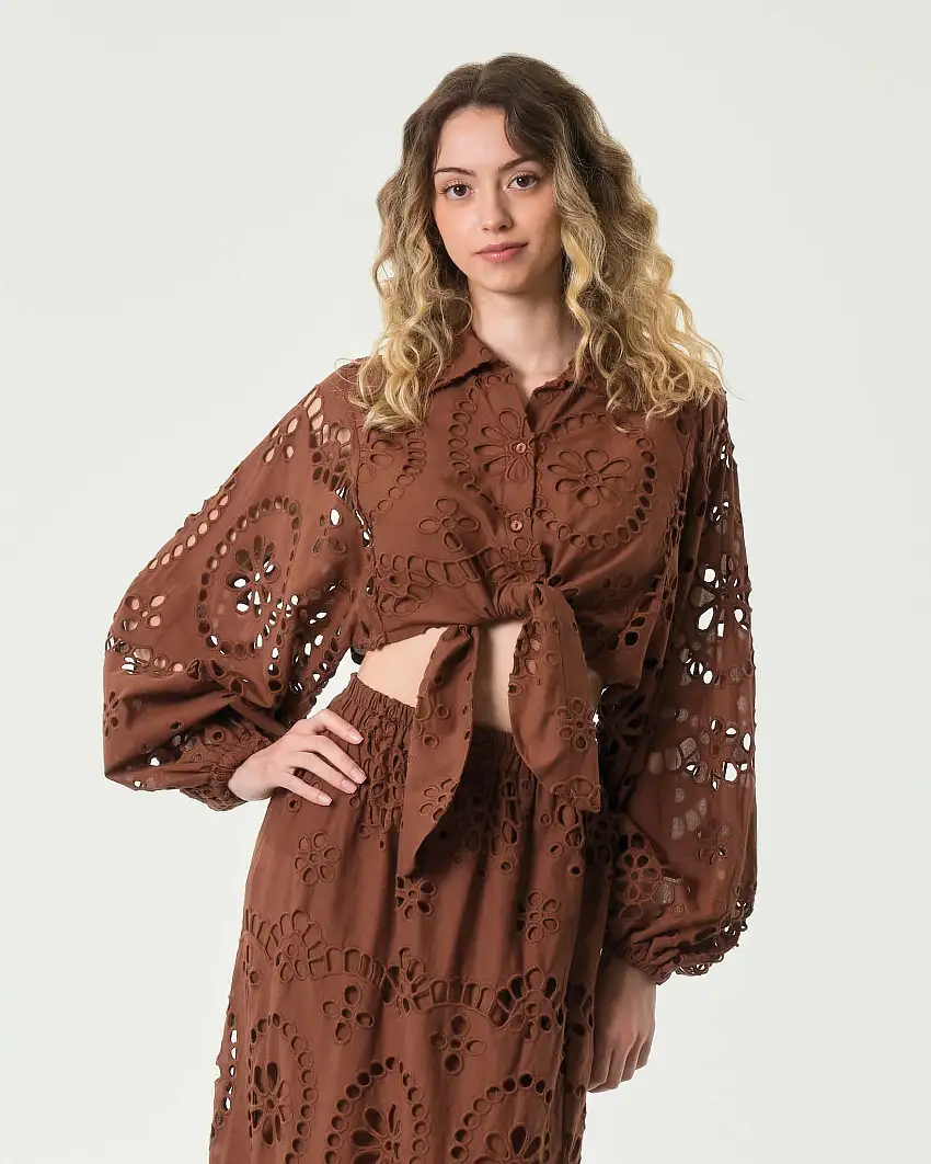 Camicia marrone cropped MC2 Saint Barth in pizzo sangallo con nodo di chiusura