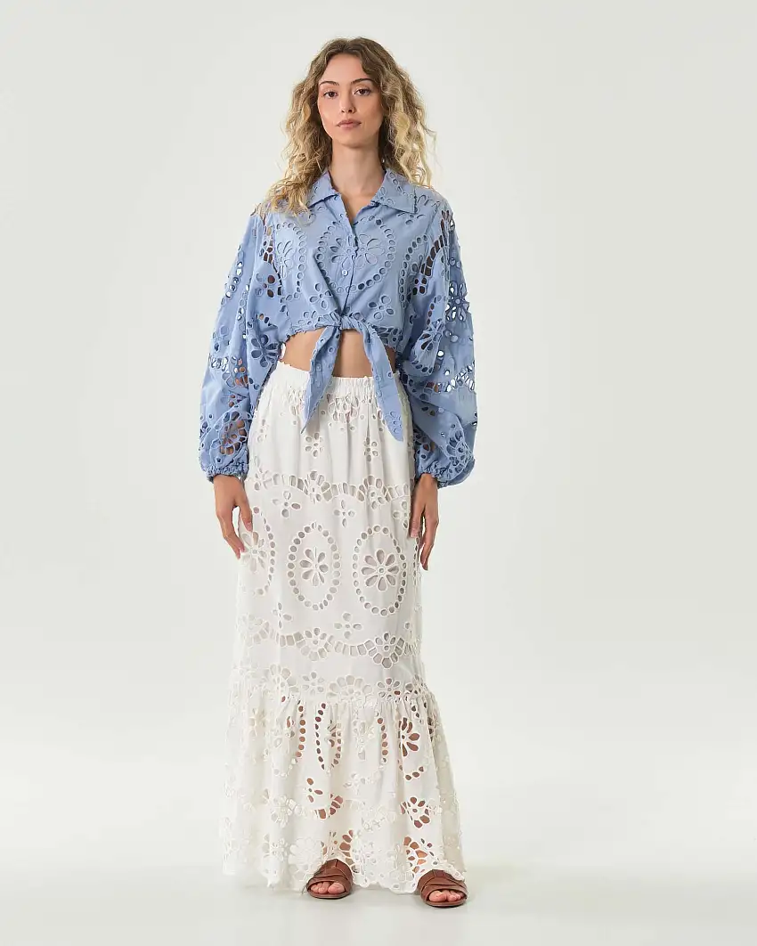 Camicia azzurra cropped MC2 Saint Barth in pizzo sangallo con nodo di chiusura