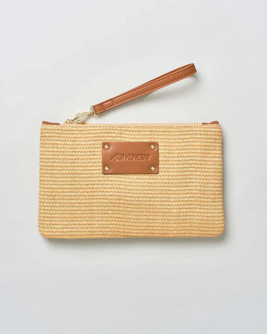 Pochette color naturale effetto raffia intrecciata 4 Giveness con patch logo color cuoio