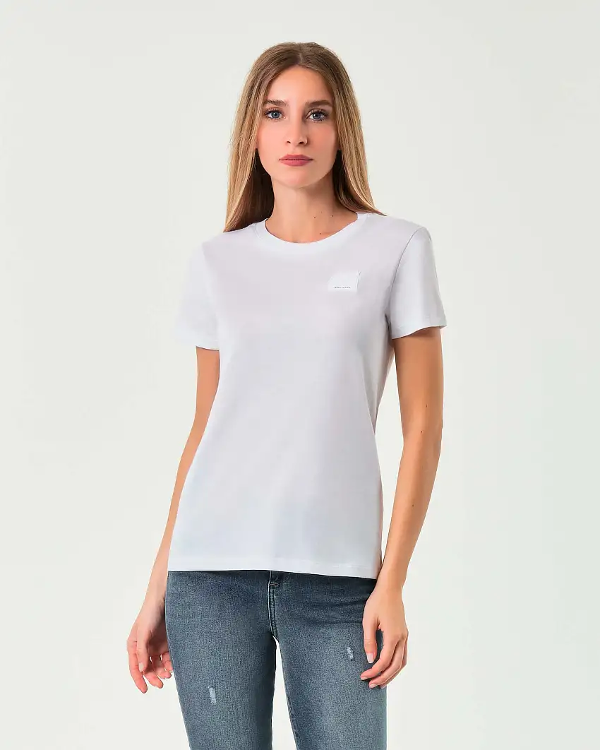 T-shirt bianca in cotone Armani Exchange con patch logo in gomma tono su tono sul petto