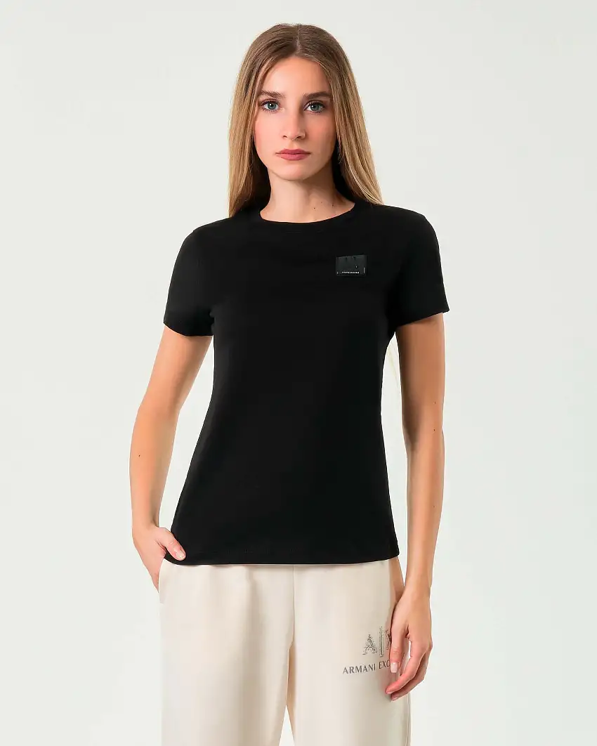T-shirt nera in cotone Armani Exchange con patch logo in gomma tono su tono sul petto