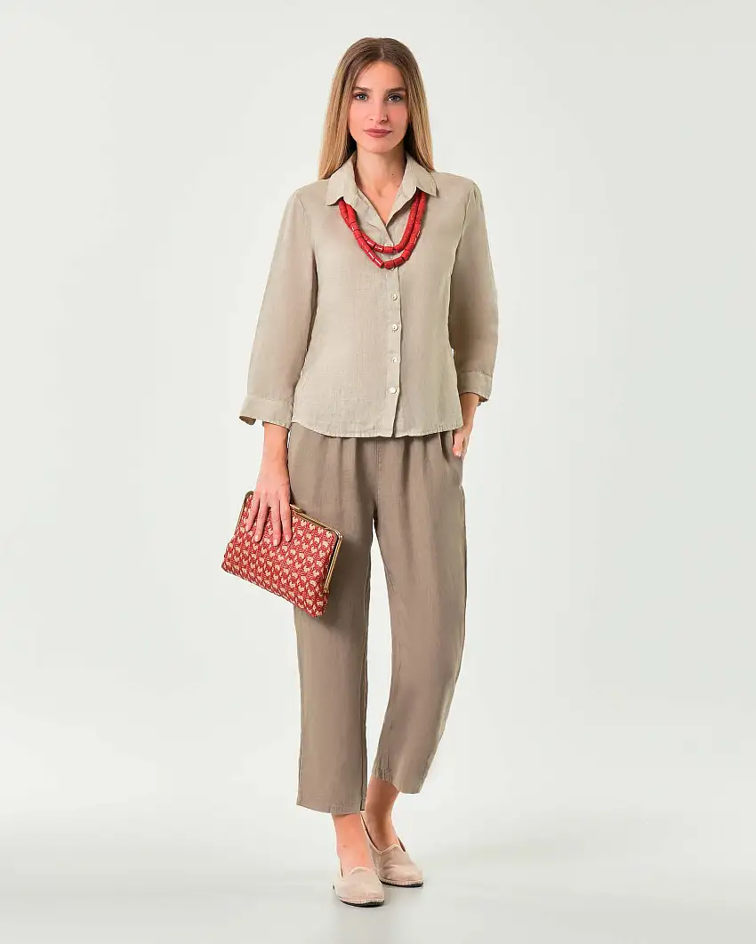 Camicia beige in puro lino con colletto classico e apertura a V