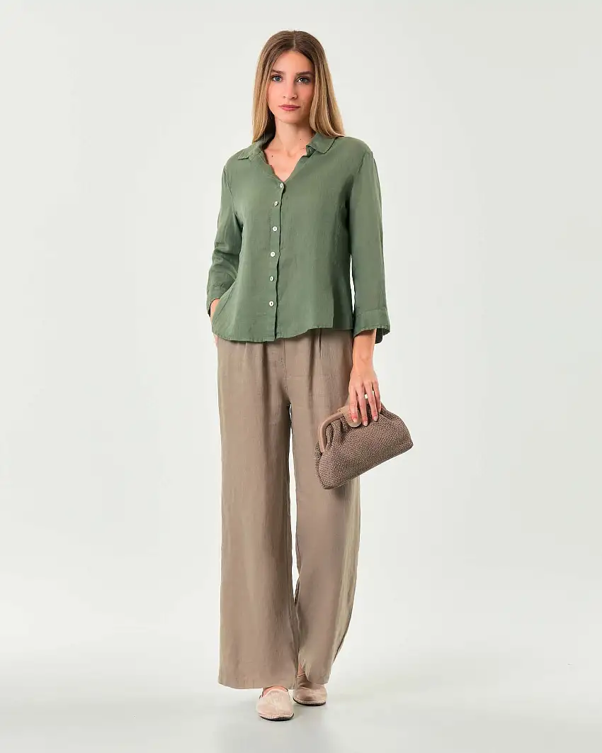 Camicia verde militare in puro lino con colletto classico e apertura a V