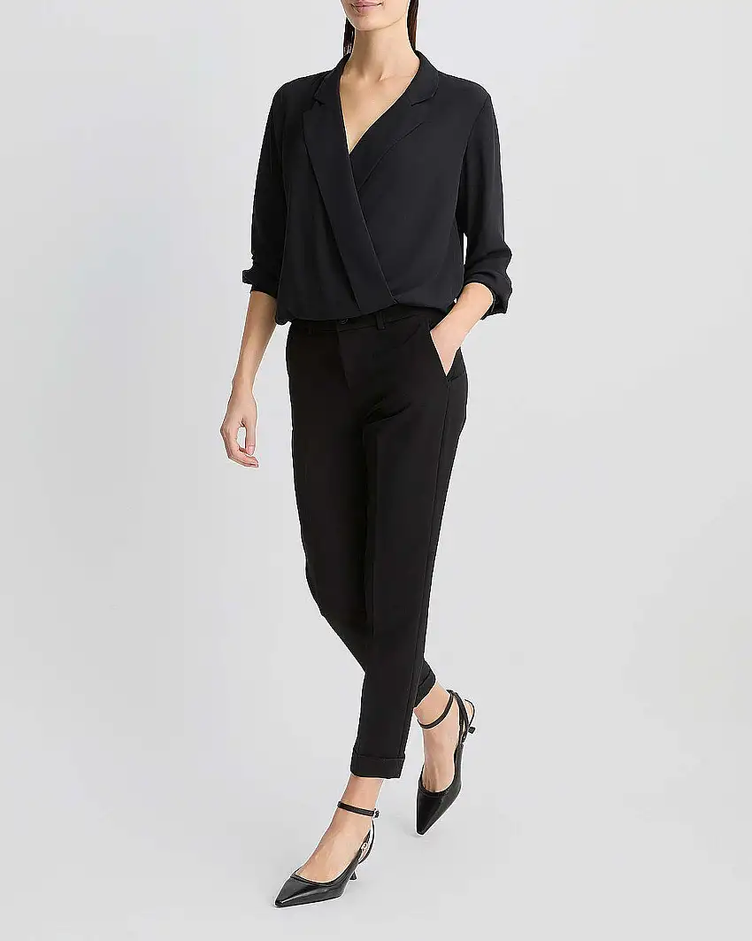 Pantaloni neri straight Liu Jo in tessuto stretch con risvolti al fondo