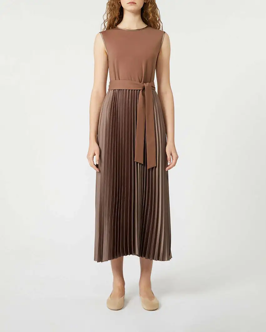 Abito midi color moka Weekend Max Mara con gonna plissè e busto in satin smanicato