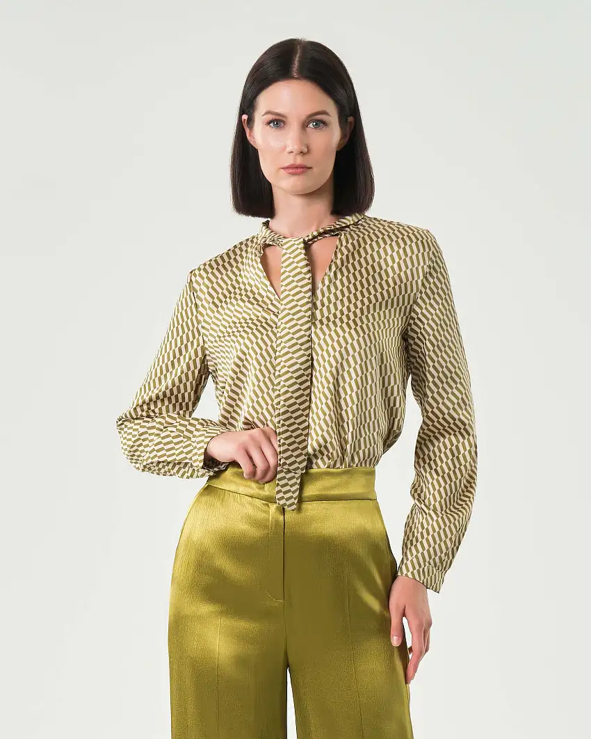 Blusa in twill verde oliva e avorio Emme Marella a fantasia chevron con fusciacca al collo