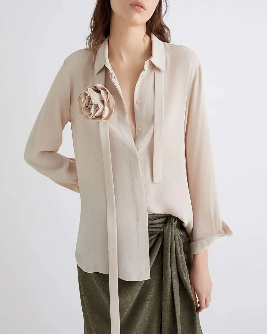 Camicia color gesso Marella in crêpe de chine di misto seta con dettaglio floreale al collo