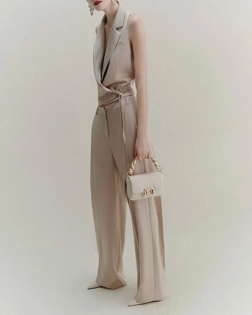 Gilet corto in raso Marella color sabbia con chiusura a portafoglio con cinturina sul fianco