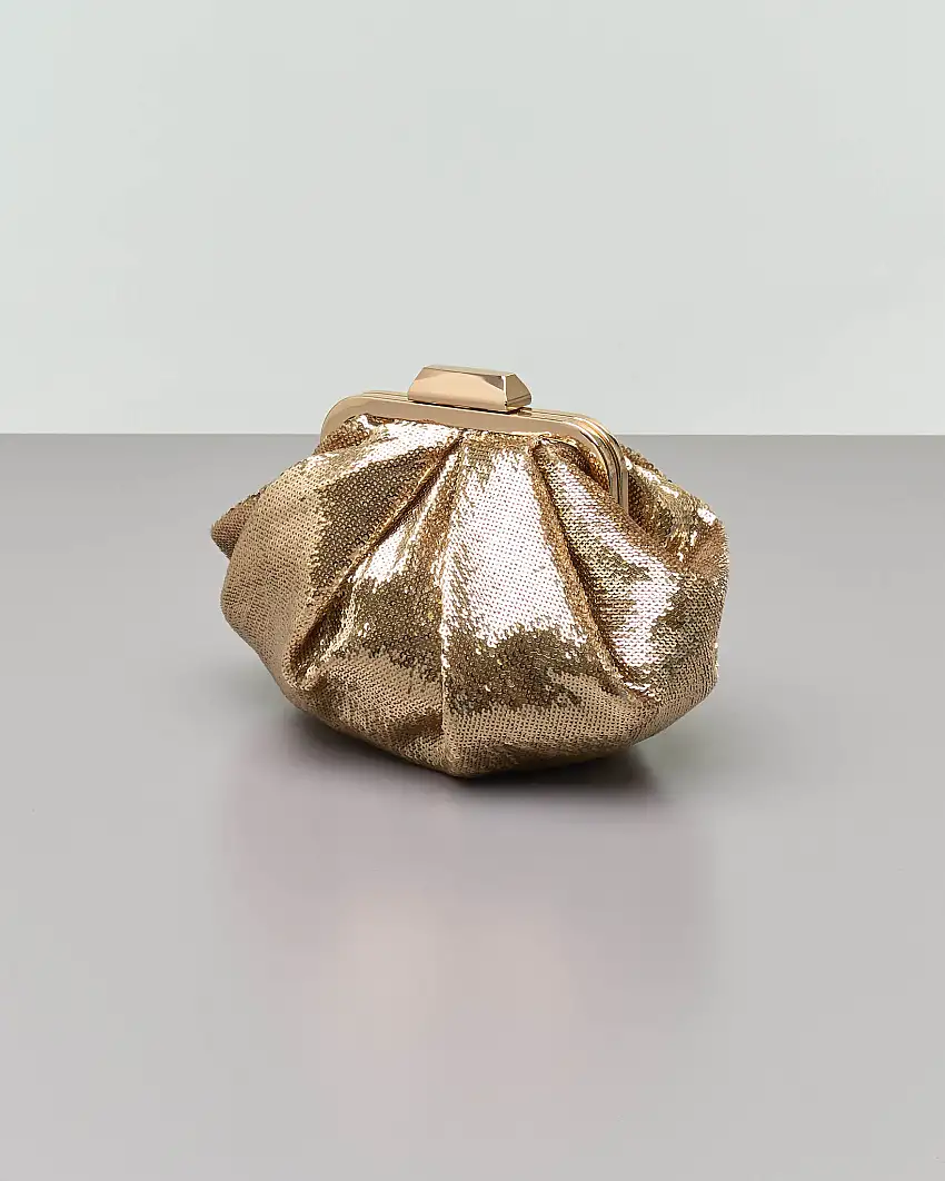 Clutch in paillettes color oro con pieghe e chiusura a scatto in metallo