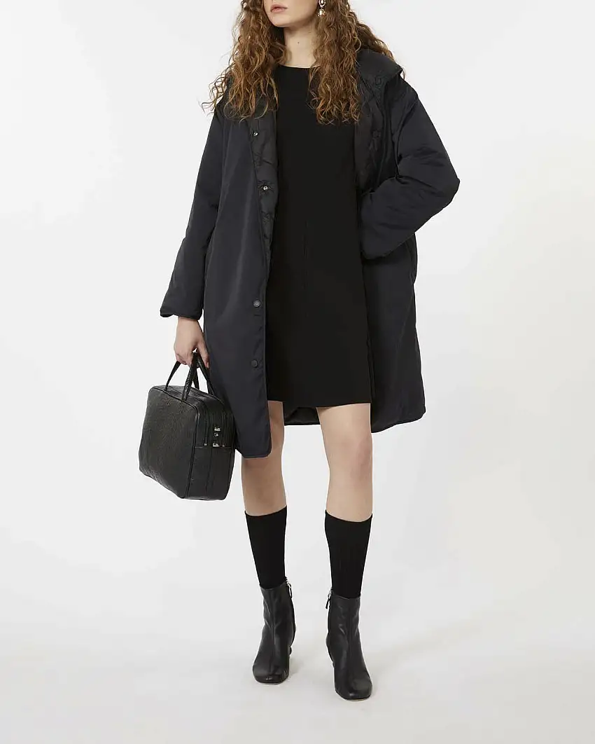 Abito corto nero Weekend Max Mara con maniche lunghe dalla linea svasata lavorato a punto Milano