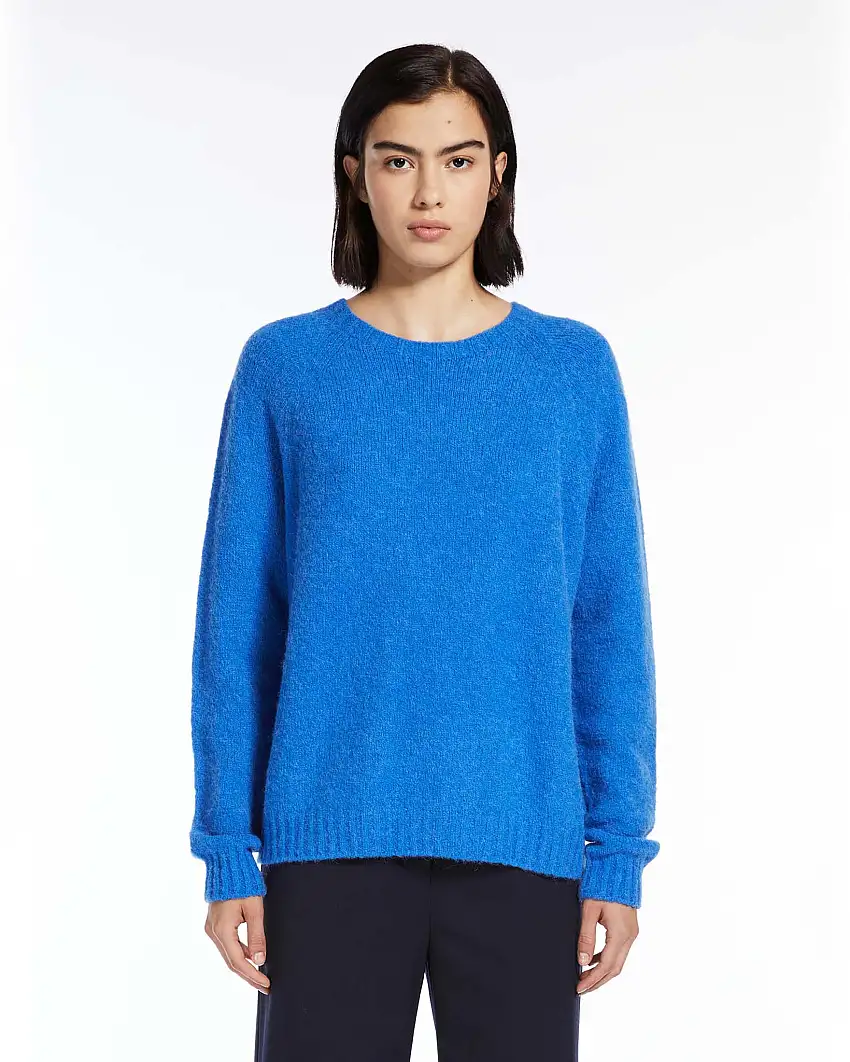 Maglia color ghiaccio in bouclè di misto alpaca con scollo tondo