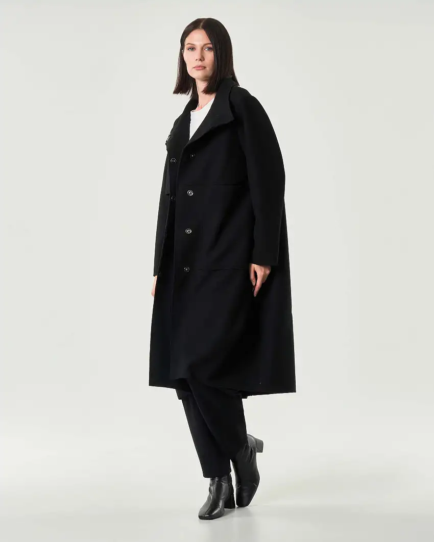 Cappotto midi nero Jurerê dalla linea a uovo in tessuto effetto panna con colletto in piedi e maxi tasche laterali applicate