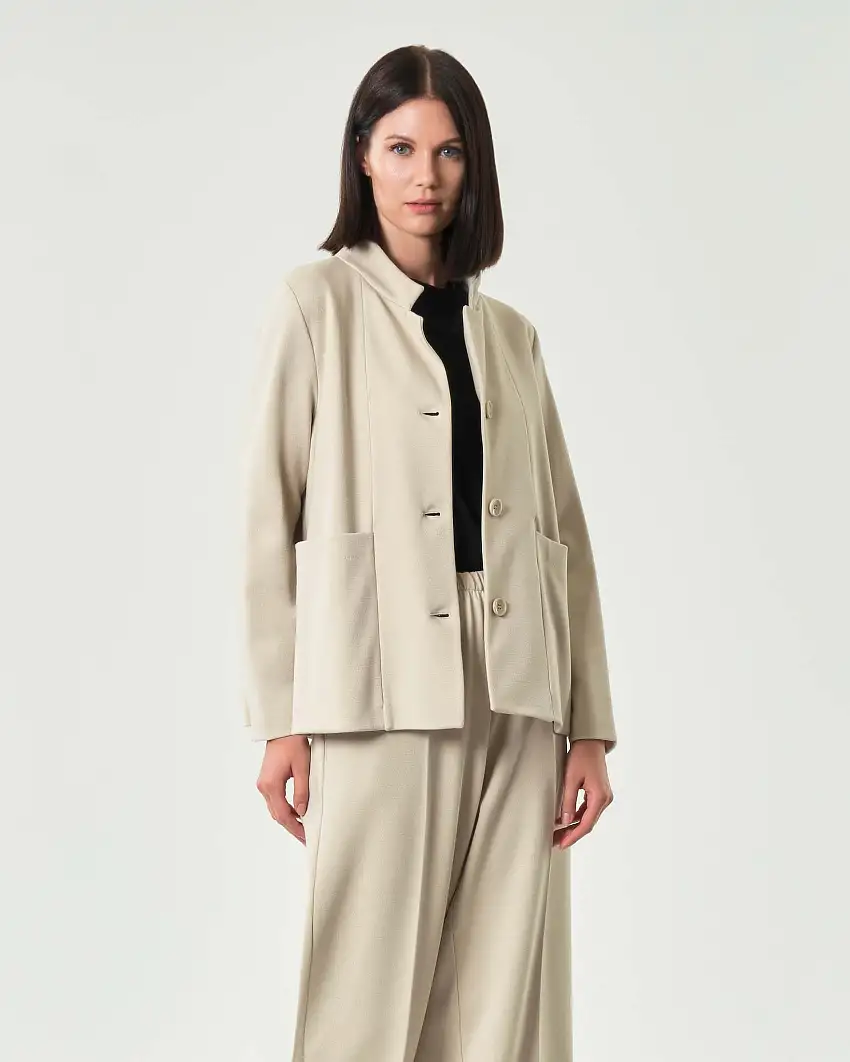 Giacca color gesso Jurerê in tricotina di misto viscosa con colletto in piedi e tasche laterali applicate