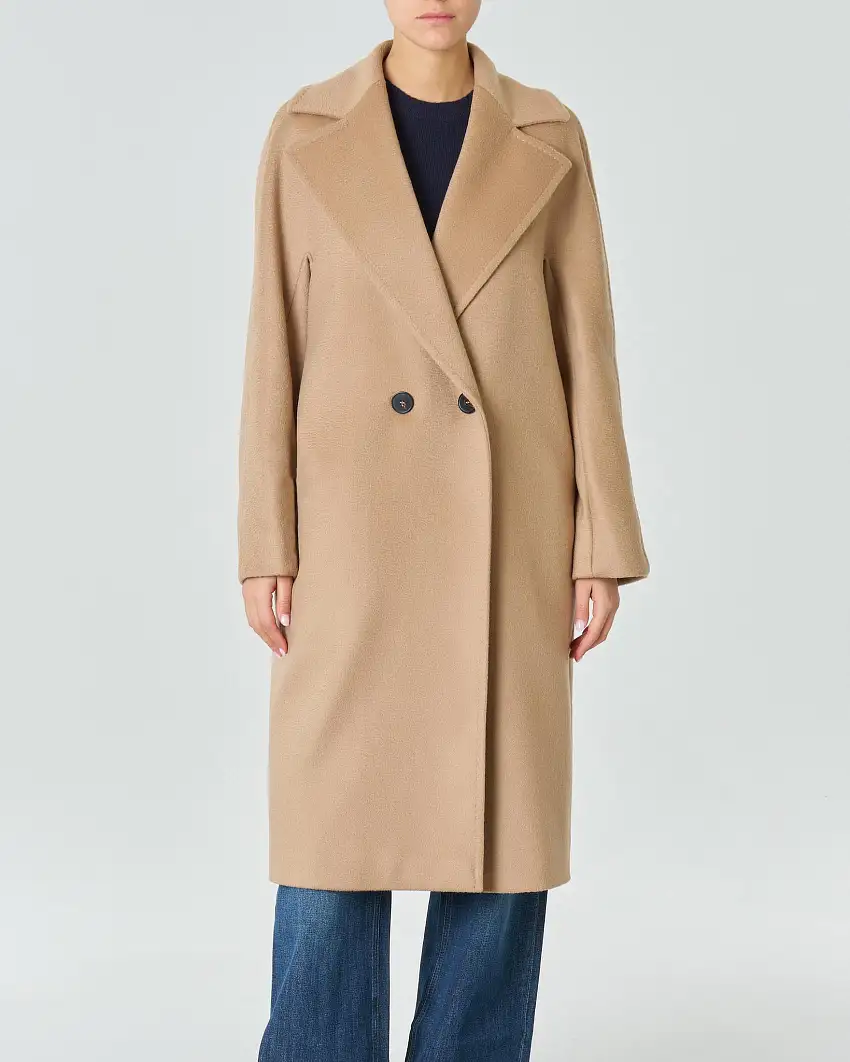 Cappotto al ginocchio color cammello in alpaca e lana con chiusura doppiopetto e scollo ampio a rever