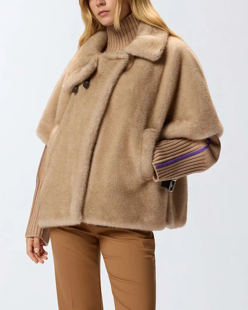 Cappa corta in ecopelliccia color miele Pinko con maniche al gomito e colletto a camicia
