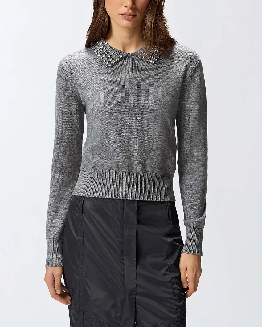 Maglia grigia Pinko in misto lana e viscosa con pietre applicate sul colletto a camicia