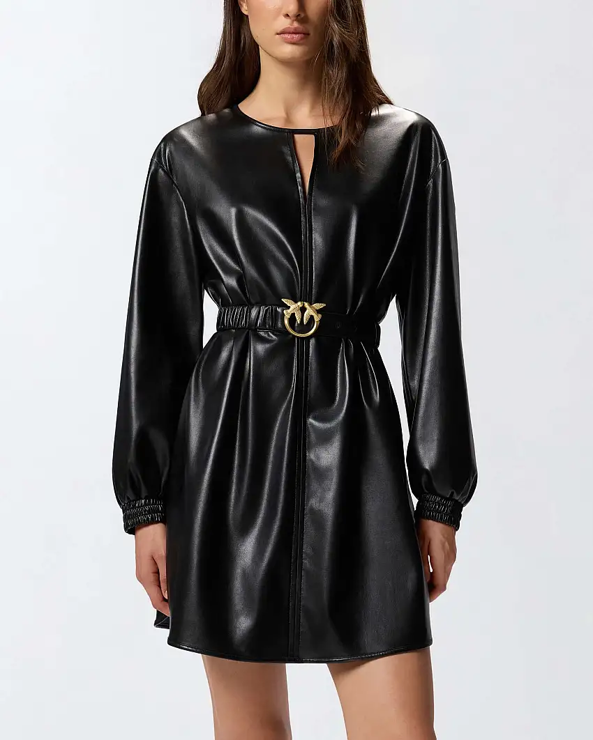 Abito corto nero Pinko in similpelle con maniche lunghe e cintura in vita con fibbia dorata