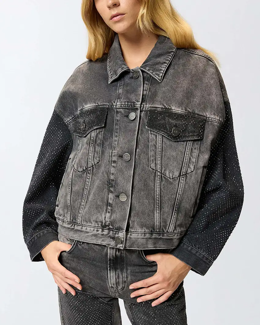 Giubbino trucker oversize nero delavè Pinko con decoro in strass tono su tono sulle maniche