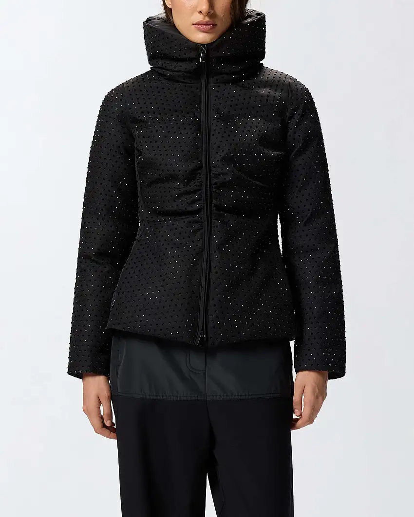 Piumino corto nero Pinko in tessuto semilucido con strass applicati all over tono su tono dalla linea sfiancata con collo alto avvolgente