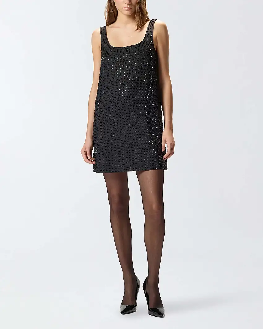 Abito corto nero Pinko senza maniche dalla linea dritta in misto viscosa con strass applicati all over e ampio scollo davanti