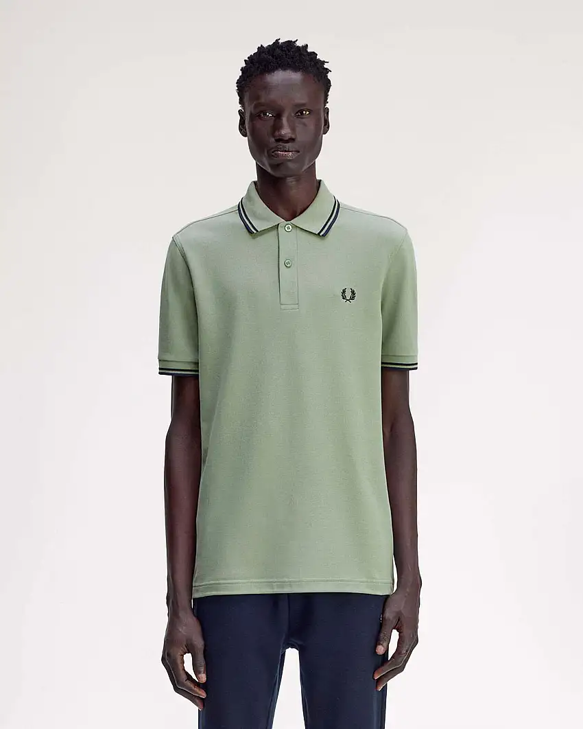 Polo Fred Perry verde salvia mezza manica con bordino blu e indaco