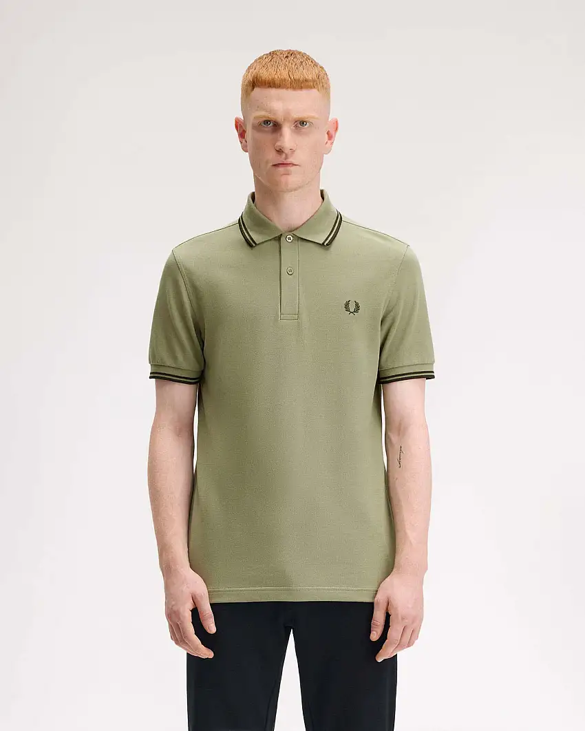 Polo Fred Perry verde salvia mezza manica con bordino militare