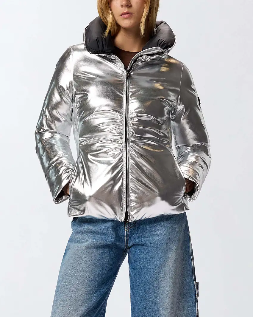 Piumino corto argento Pinko effetto metallizzato dalla linea sfiancata con collo alto avvolgente