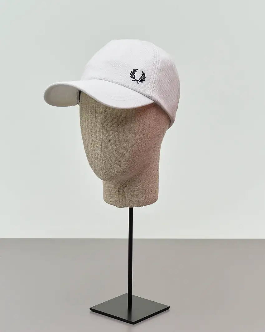 Berretto Fred Perry bianco in piquè di cotone con frontino e logo corona d'alloro ricamato