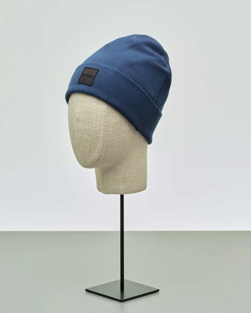 Berretto blu indaco in misto viscosa con risvolto e patch porta logo