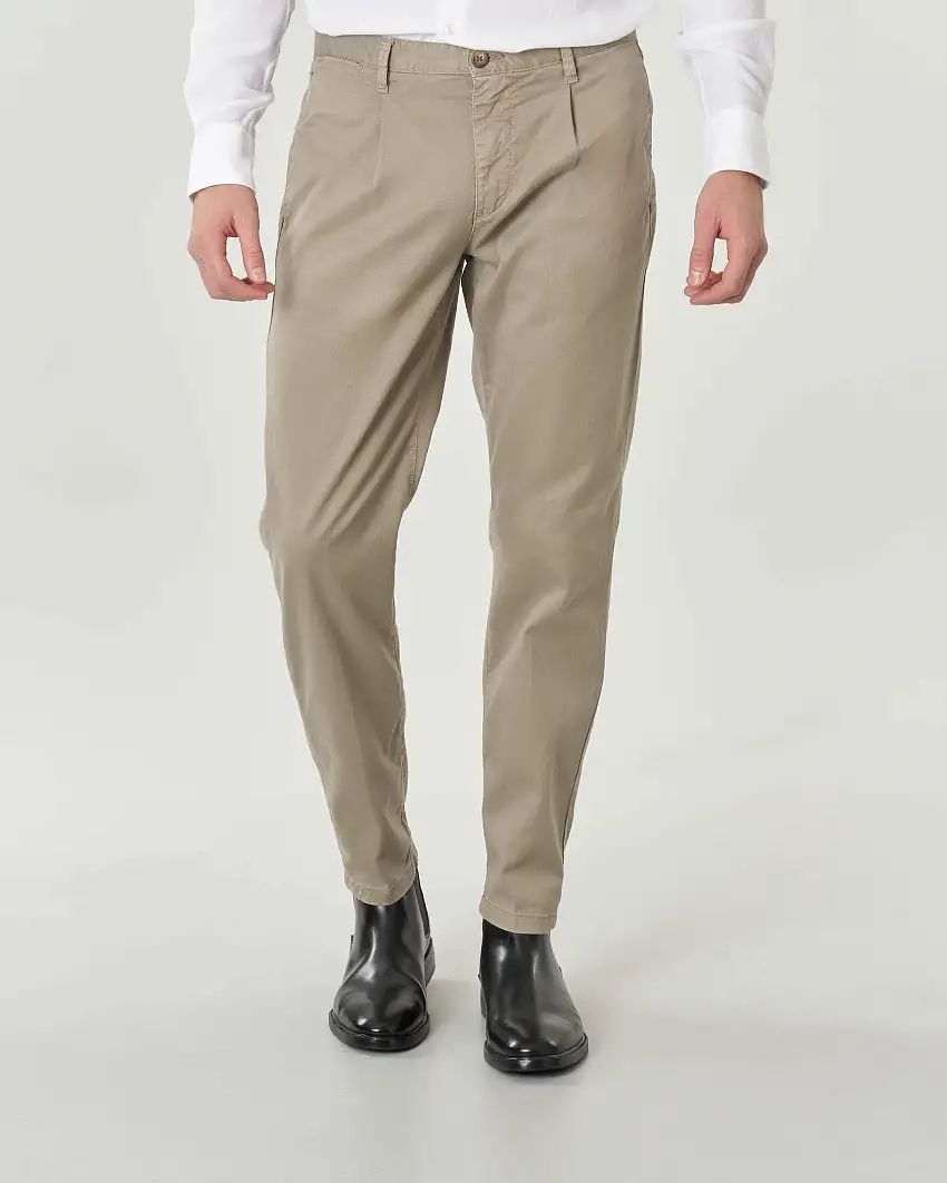Pantalone chino beige in gabardina di cotone stretch con pinces in vita