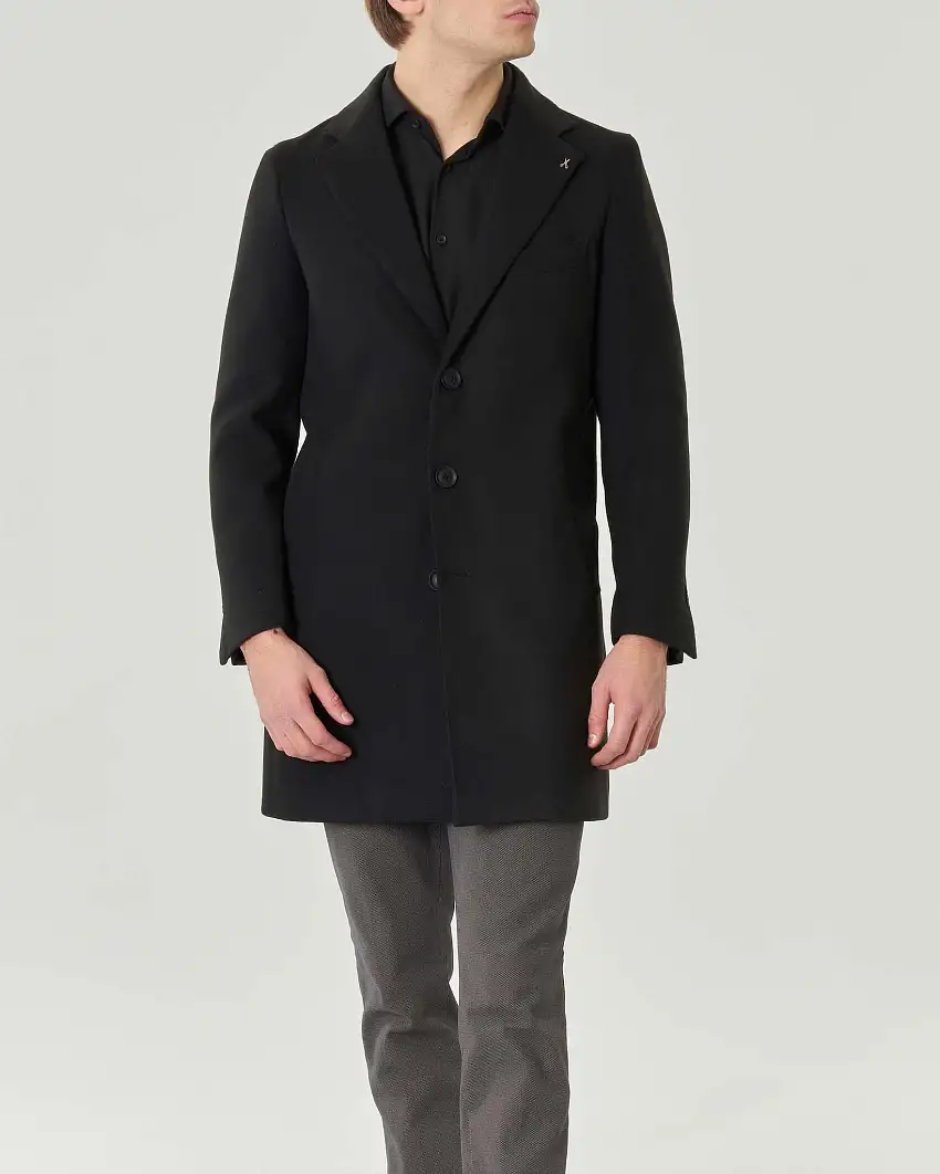 Cappotto nero in panno di viscosa stretch con chiusura a tre bottoni