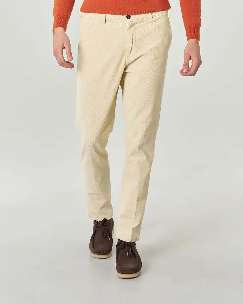 Pantalone chino beige in velluto millerighe di cotone stretch