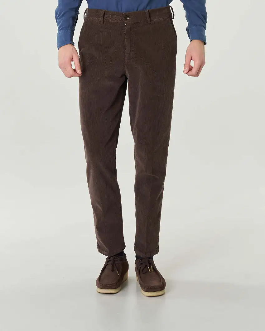 Pantalone chino marrone in velluto millerighe di cotone stretch