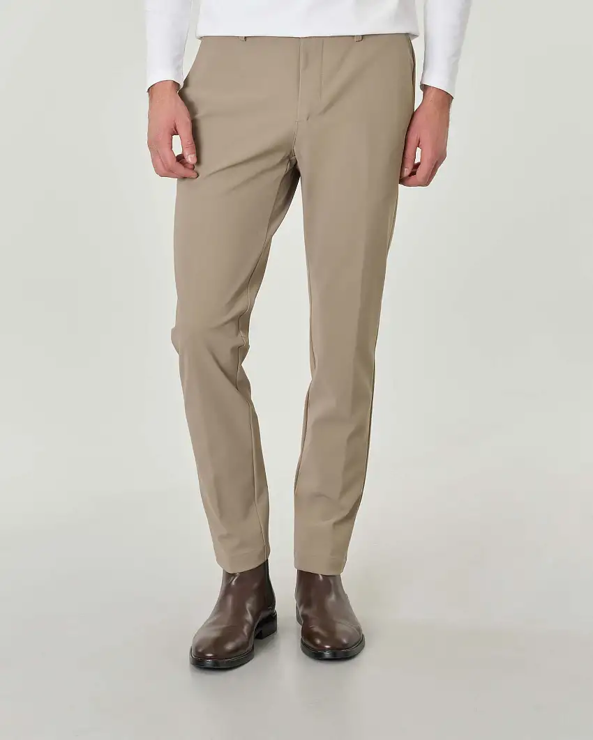 Pantaloni slim fit color noce in tessuto tecnico doppiato