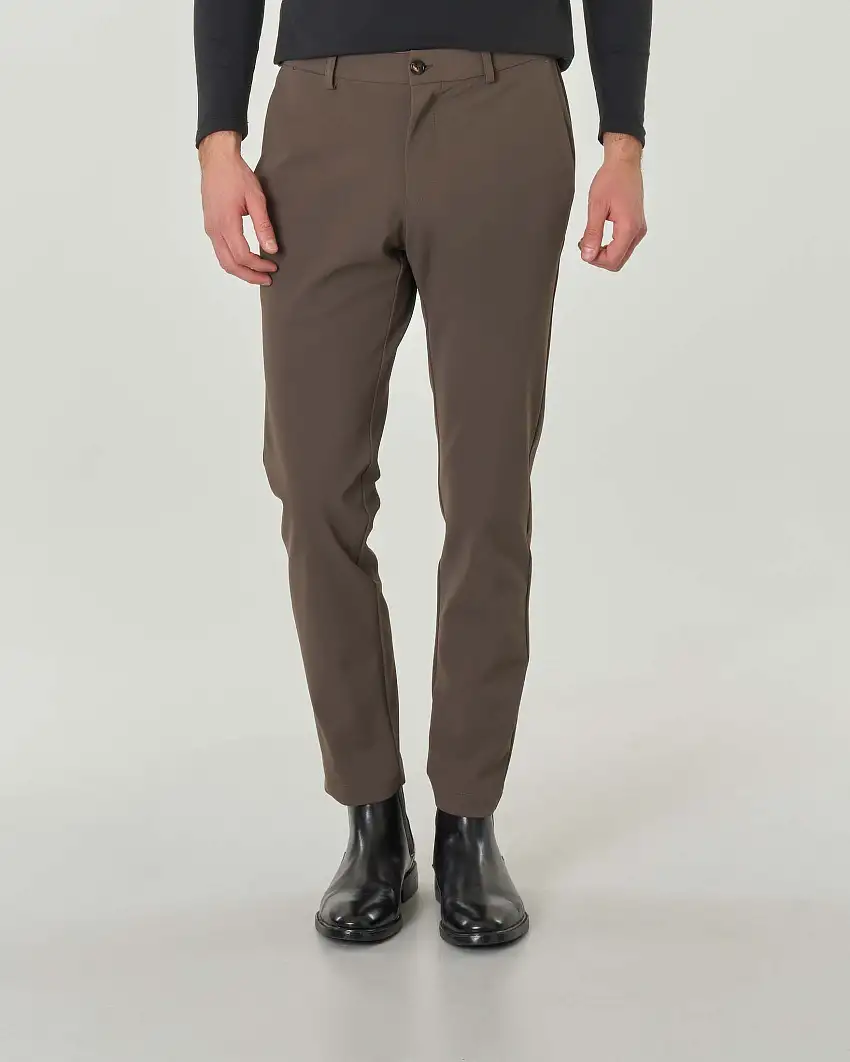 Pantaloni slim fit marrone in tessuto tecnico doppiato
