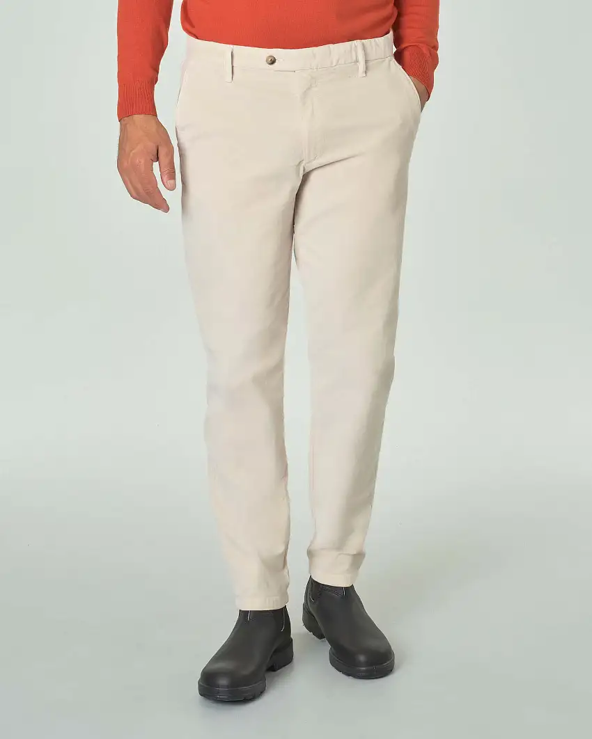 Pantalone chino color panna in velluto micro armatura