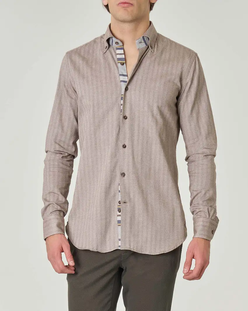 Camicia beige in flanella di cotone stretch a motivo spinato con colletto botton-down