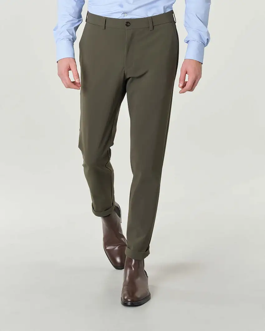 Pantaloni slim fit verde militare in tessuto tecnico doppiato