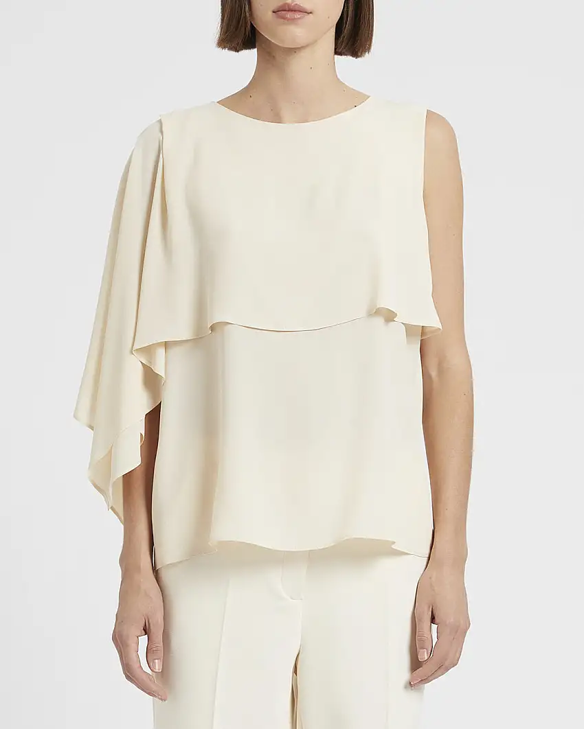 Blusa color avorio in misto crêpe di seta con mantellina asimmetrica con spacco laterale