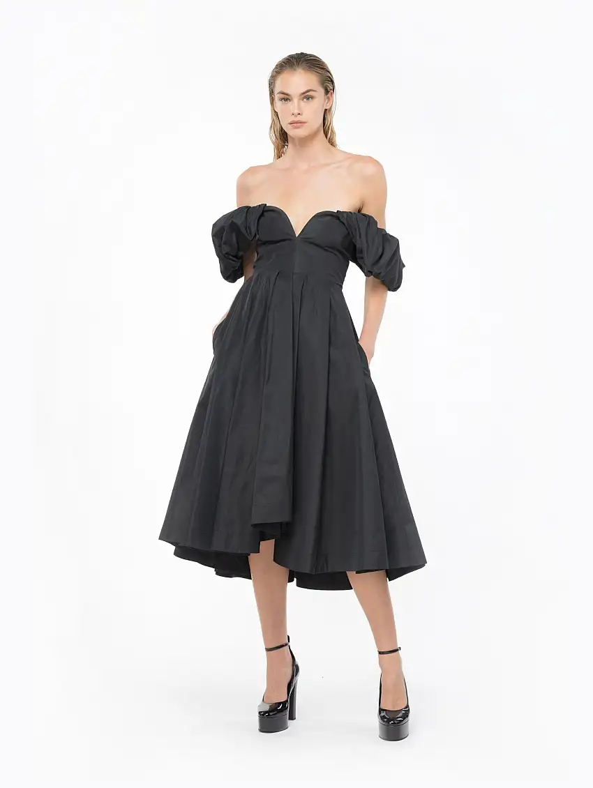 Abito in Taffetà con Scollo a Cuore Nero